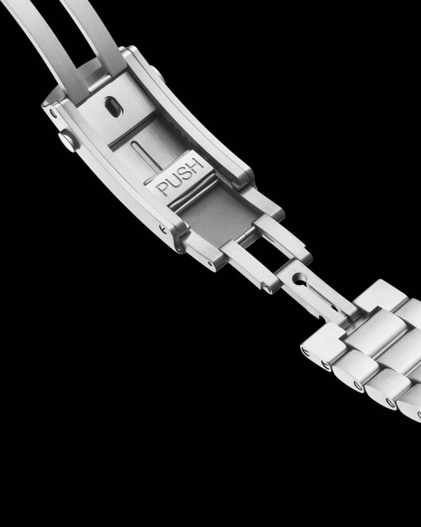 OMEGG_A Seamaster Planet Ocean 600M Co-Axial Chronograph plan silver gray.