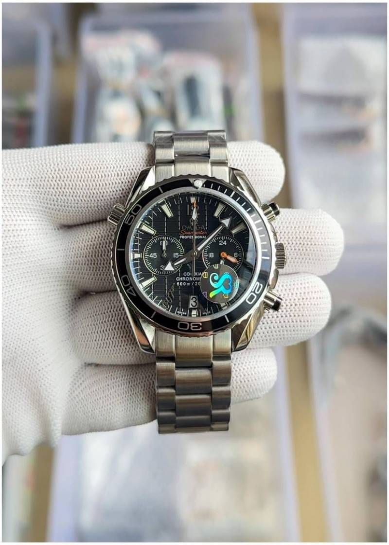 OMEGG_A Seamaster Planet Ocean 600M Co-Axial Chronograph 007 silver Black .
