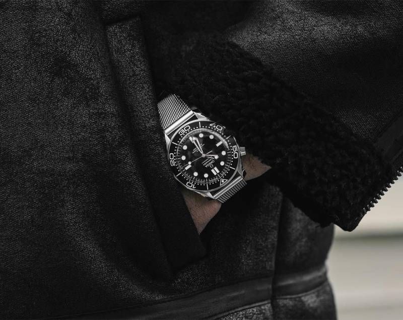 Omegg_a Seamaster Diver 300 Automatic silver Black white niddle