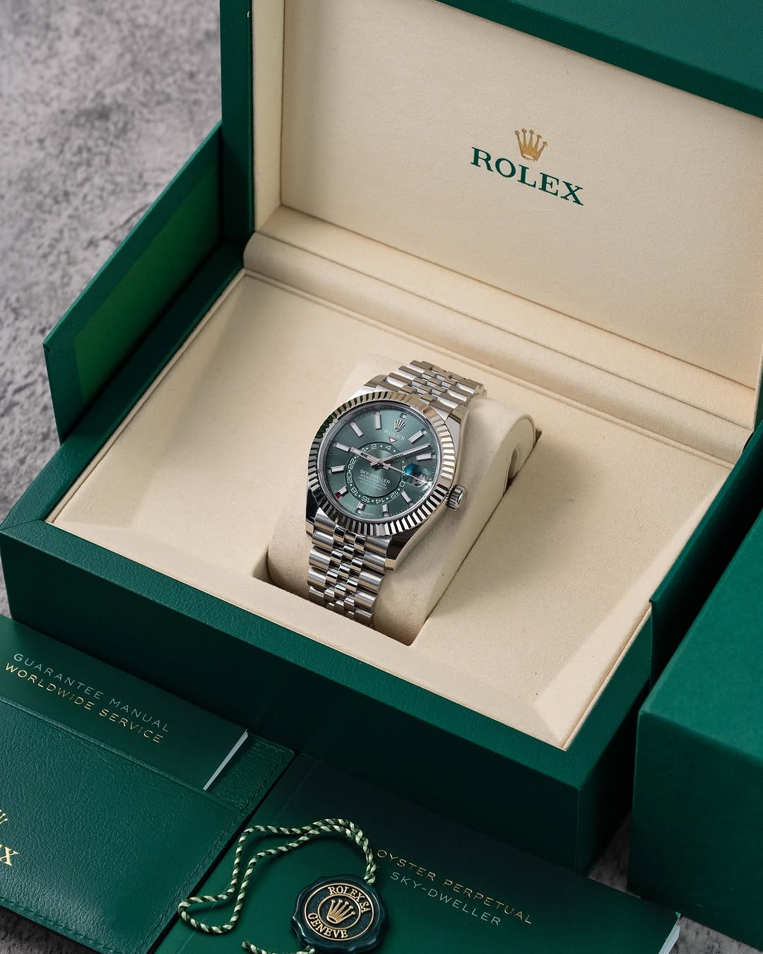 Rol.ex Oyster Perpetual Sky Dweller Silver Green